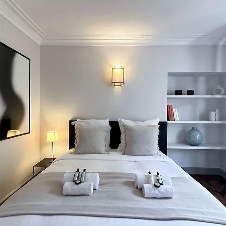 1572c Luxembourg Garden Luxurious Haven